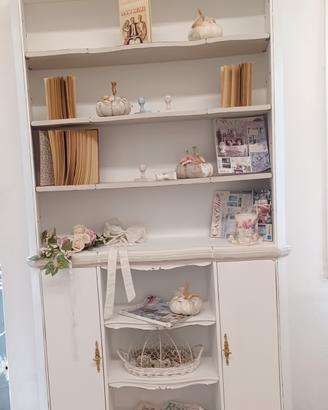 libreria rifatta in stile shabby 