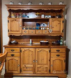 Credenza rustica con tavolo