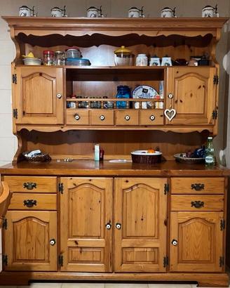 Credenza e tavolo rustico