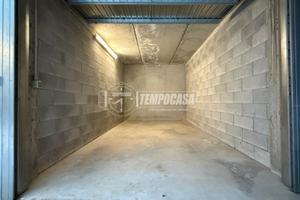 VENDITA BOX AUTO IN ZONA BEN SERVITA