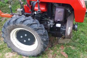 Trattrice agricola val padana con carro