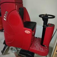 lavapavimenti uomo a bordo