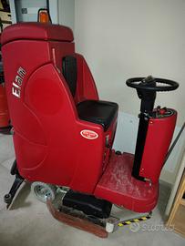 lavapavimenti uomo a bordo