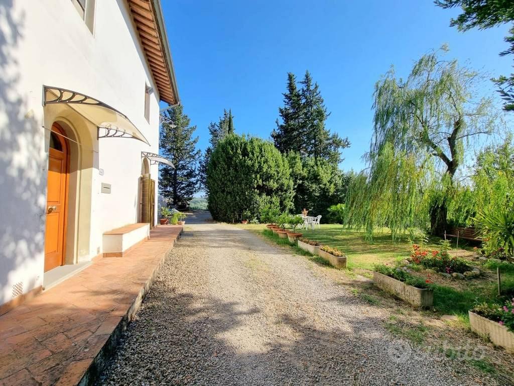 Rustico / Casale di 420 m² con più di 5 locali a E - Vista 3