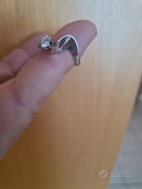 Anello in oro bianco e diamante naturale 