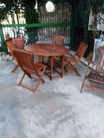 Tavolo da giardino rotondo corredato da 4 sedie