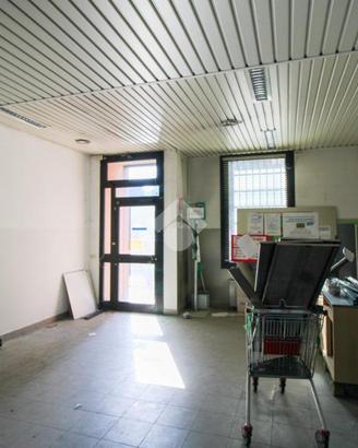 NEGOZIO A CAVENAGO DI BRIANZA