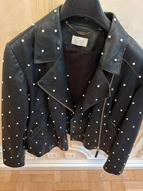 Giacca in pelle di nappa con borchie bianche