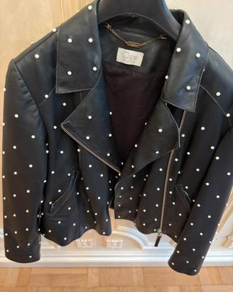 Giacca in pelle di nappa con borchie bianche