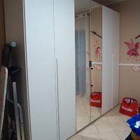 Armadio bianco moderno con specchio e faretti 