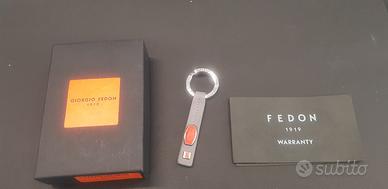 portachiavi in pelle grigia