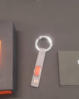 portachiavi in pelle grigia