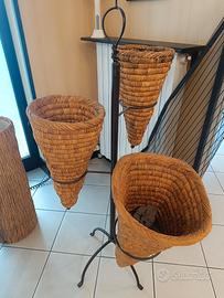 paravento in vimini, cesti, portaoggetti in ferro 