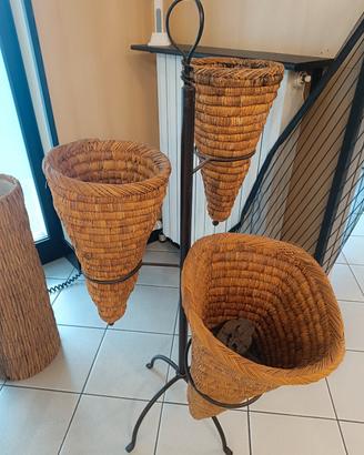 paravento in vimini, cesti, portaoggetti in ferro 