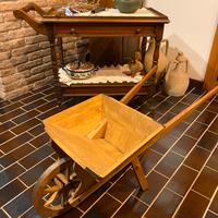 Carriola decorativa in legno