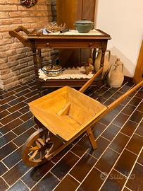 Carriola decorativa in legno