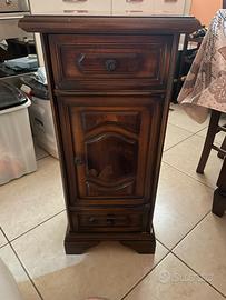 Comodino in legno