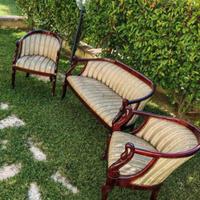 divanetto con poltrone