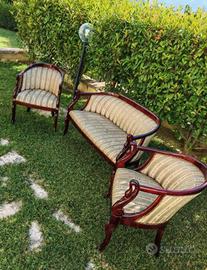 divanetto con poltrone