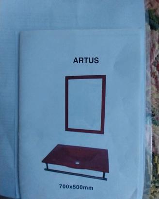 Lavandino con specchio in vetro rosso. €70