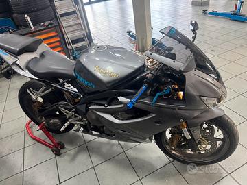 Moto Triumph Daytona 675