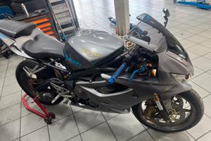 Moto Triumph Daytona 675