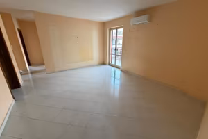 Ampio trilocale in parco con cantinola cod. 1022