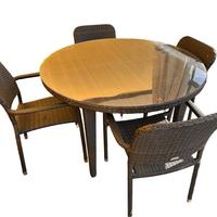 Tavolo tondo da esterno in rattan con piano vetro