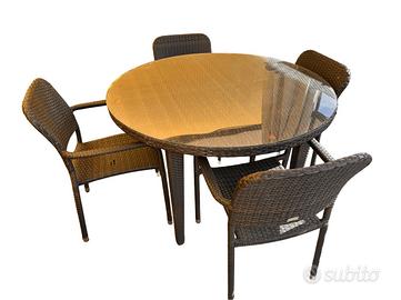 Tavolo tondo da esterno in rattan con piano vetro