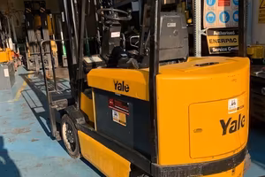 CARRELLO ELEVATORE YALE CON BATTERIA NUOVA