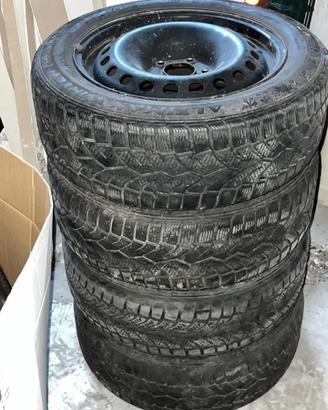 4 gomme invernali 205/55 R16 con cerchi in ferro