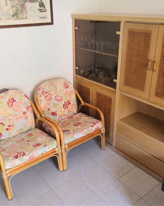 mobili per soggiorno vetrina e divanetti