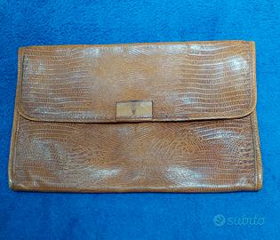 Borsa clutch a busta in pelle marrone.