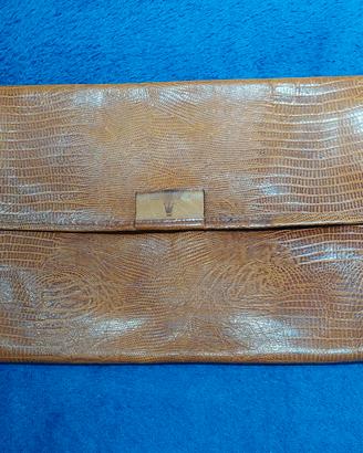 Borsa clutch a busta in pelle marrone.