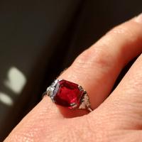 Anello vintage con pietra rosso rubino
