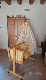 Culla in legno completa di accessori