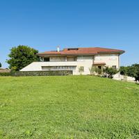 VILLA CON 15MILA MQ DI TERRENO