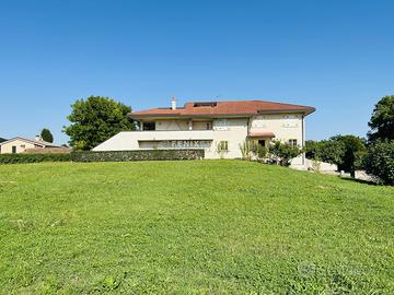 VILLA CON 15MILA MQ DI TERRENO