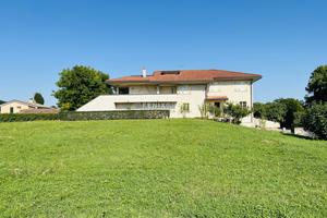 VILLA CON 15MILA MQ DI TERRENO