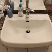 mobile bagno con lavabo e colonna con scaffali e c