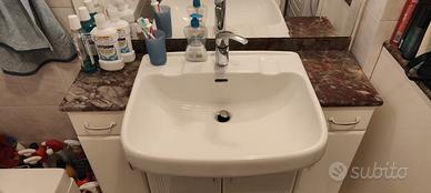 mobile bagno con lavabo e colonna con scaffali e c