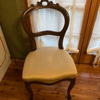 Due sedie imbottite in legno massello