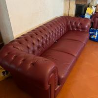Divano cheserfield bordeaux in pelle di bufalo