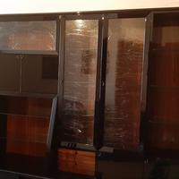 Vetrina con tavolo e sedie