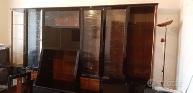 Vetrina soggiorno con tavolo e sedie