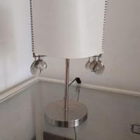 lampada da tavolo dal design moderno e raffinato