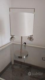 lampada da tavolo dal design moderno e raffinato