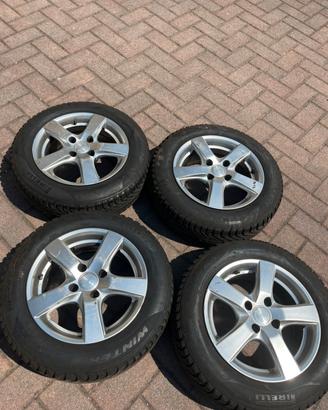 Cerchi in lega 15” e gomme invernali