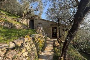 Rustico / Casale di 75 m² con 5 locali a Camaiore