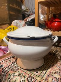 Vecchia zuppiera smaltata